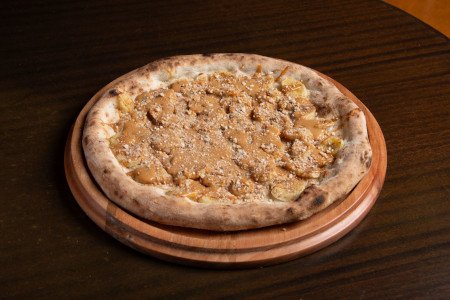 Bananas, canela, ganache de doce de leite com creme de leite e farofa crocante de biscoito.