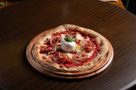 Pomodoro San Marzano D.O.P., tomates confitados, fior di latte, presunto cru e burrata cremosa.