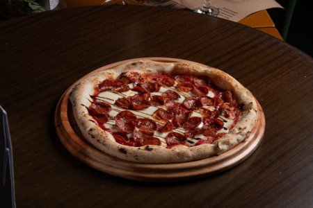 Pomodoro San Marzano D.O.P., fior di latte, salame picante e redução de aceto balsâmico.