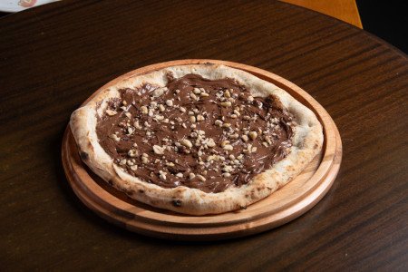 Creme de leite fresco, Nutella e avelãs tostadas.