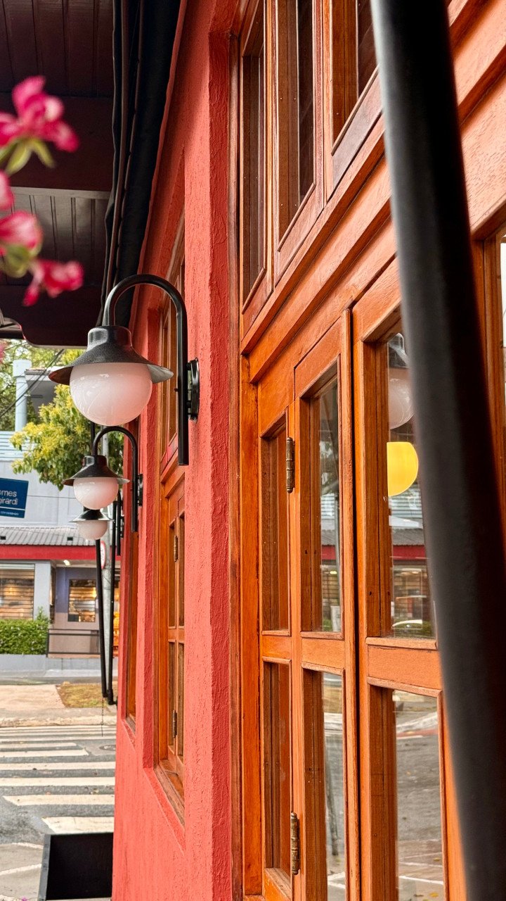 Fachada da Carrieri Pizzeria com flores