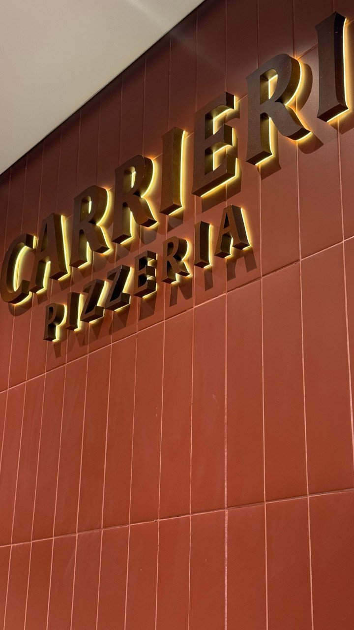 Luminoso interno da Carrieri Pizzeria