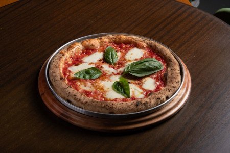 Pomodoro San Marzano D.O.P., fior di latte, pecorino ralado e manjericão fresco