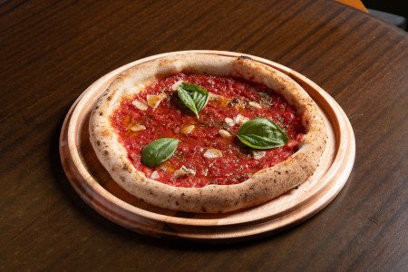 Pomodoro San Marzano D.O.P., alho fresco laminado, orégano e azeite extravirgem.