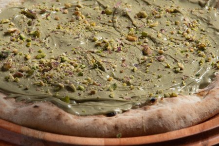 Creme de leite fresco, creme de pistache e pistache torrado.