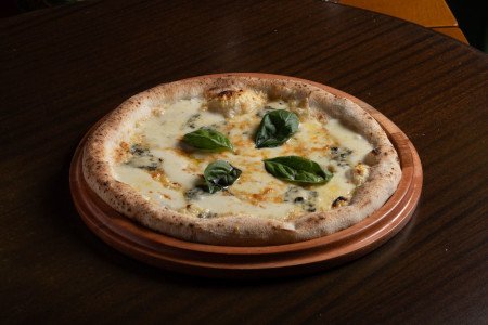 Base branca de fior di latte, provolone, gorgonzola e parmesão, finalizada com manjericão fresco.