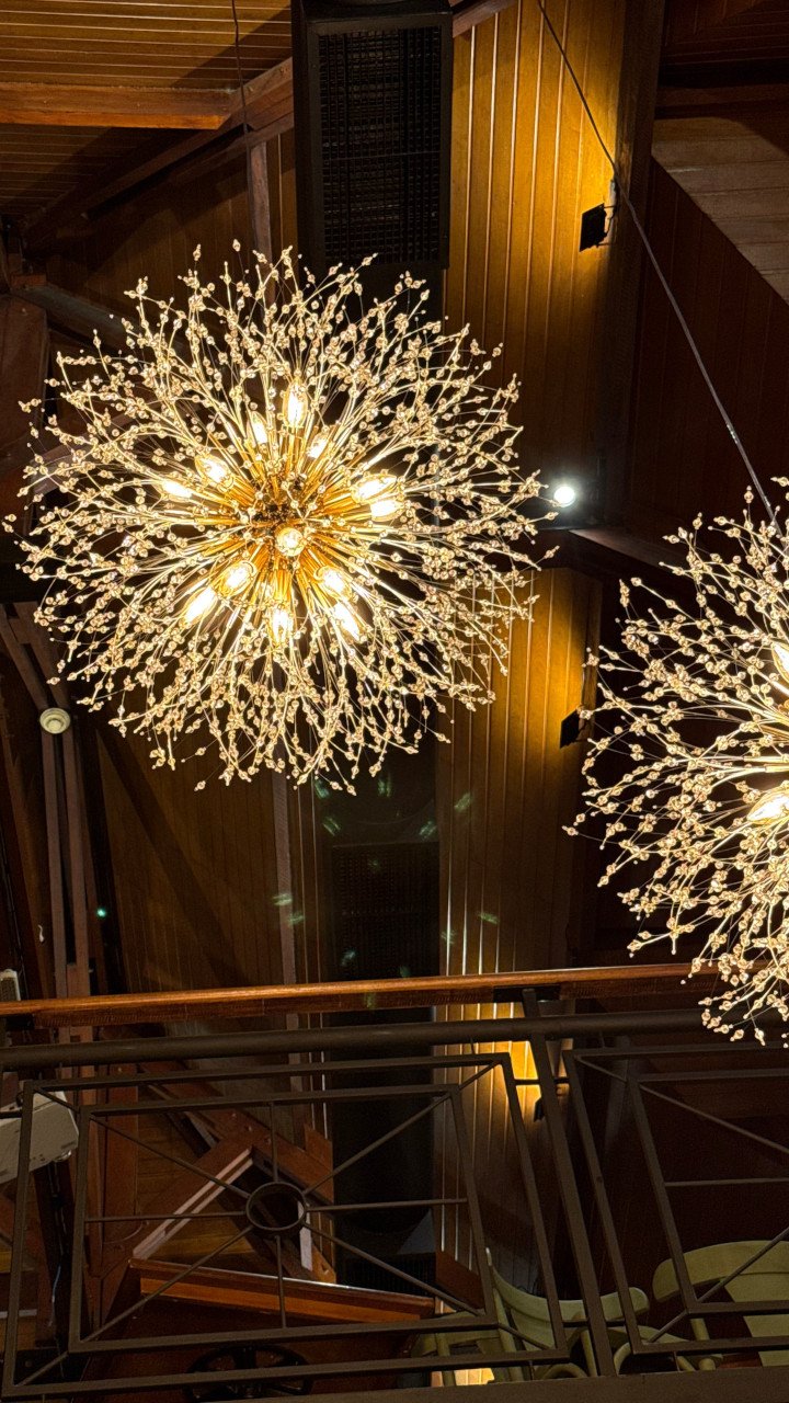 Decoração interna da Carrieri Pizzeria - Iluminação do salão